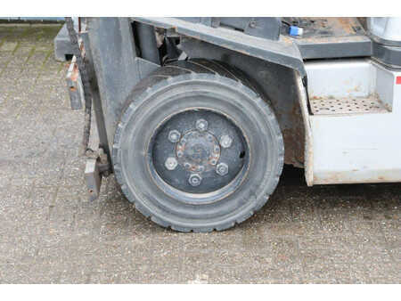 Nestekaasutrukki - Nissan 30 (11)