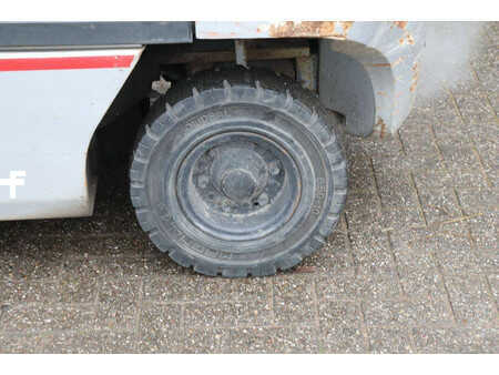 Nestekaasutrukki - Nissan 30 (12)