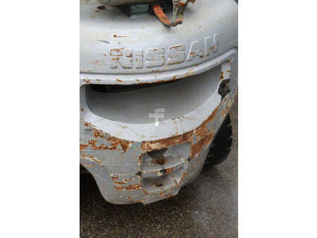 Nestekaasutrukki - Nissan 30 (16)