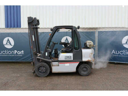 Nestekaasutrukki - Nissan 30 (2)