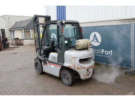 Nestekaasutrukki - Nissan 30 (3)