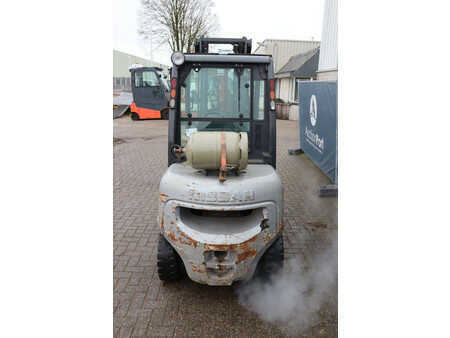 Nestekaasutrukki - Nissan 30 (4)