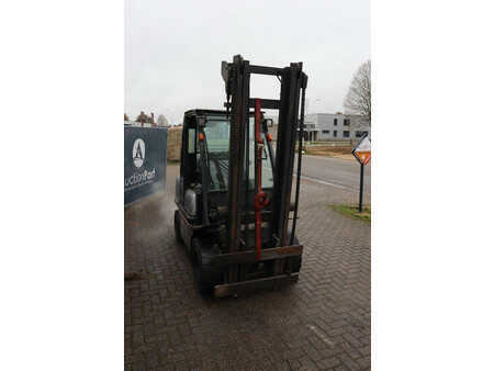 Nestekaasutrukki - Nissan 30 (6)