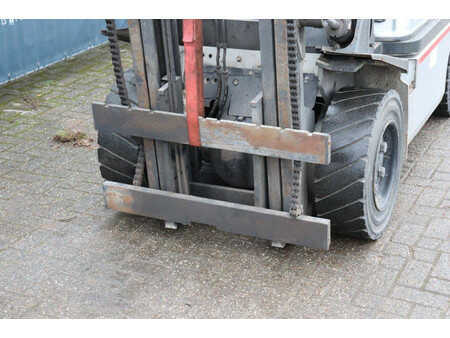 Nestekaasutrukki - Nissan 30 (9)