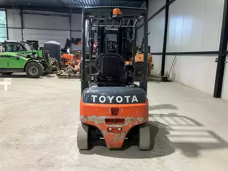 Eléctrica de 4 ruedas 2017  Toyota 8FBM16T (4)