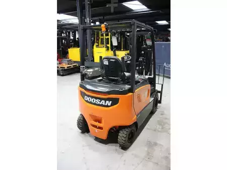Carrelli elettrici 4 ruote 2023  Doosan B25x-7plus (5)