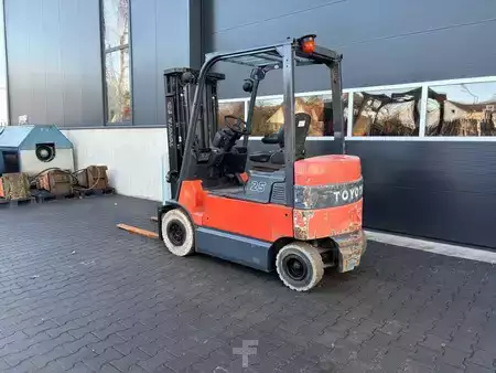 Carrelli elettrici 4 ruote 2005  Toyota 7FBMF25 (3)
