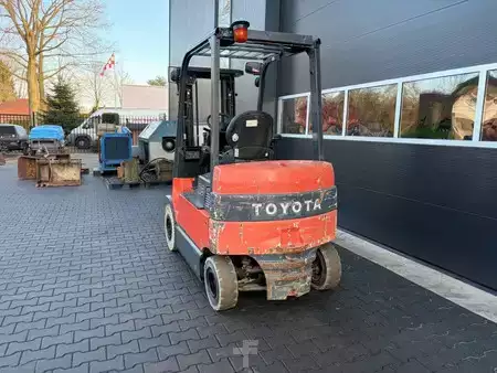 Carrelli elettrici 4 ruote 2005  Toyota 7FBMF25 (4)