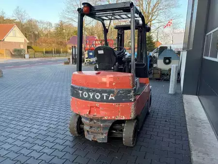 Carrelli elettrici 4 ruote 2005  Toyota 7FBMF25 (5)