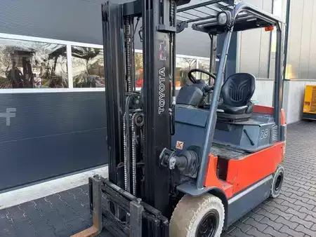 Carrelli elettrici 4 ruote 2005  Toyota 7FBMF25 (8)