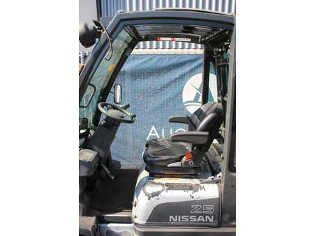 Chariots élévateurs GPL 2006  Nissan UD02A25PQ (19)