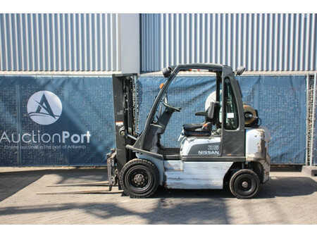 Chariots élévateurs GPL 2006  Nissan UD02A25PQ (2)