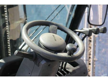 Chariots élévateurs GPL 2006  Nissan UD02A25PQ (22)