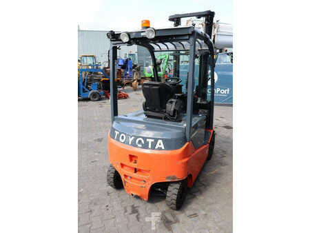 Chariots électriques à 4 roues 2015  Toyota 8FBMKT25 (5)