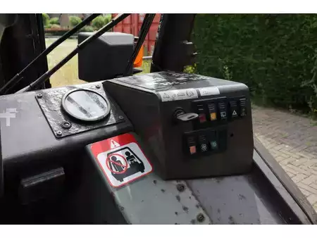 Empilhador diesel 2008  Manitou MH25-4T (27)