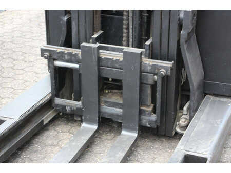 Chariots à mât rétractable 2008  Yale MR14 (10)