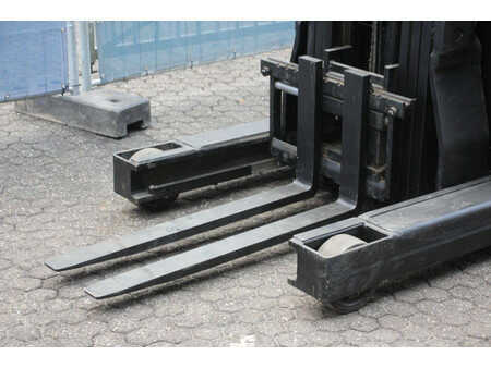 Chariots à mât rétractable 2008  Yale MR14 (9)