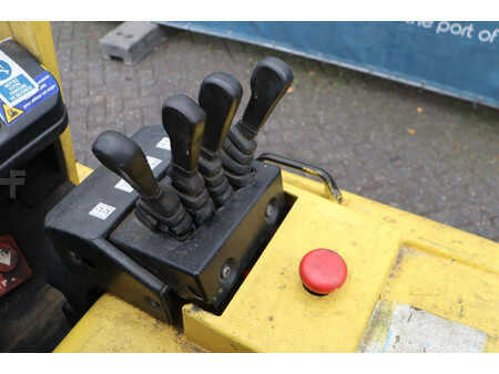 Carrelli elettrici 4 ruote 2001  Hyster J2.50XM (30)