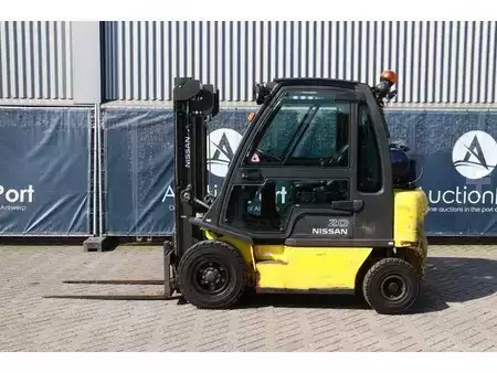 Gas truck 2010  Nissan U1D2A20LQ (2)