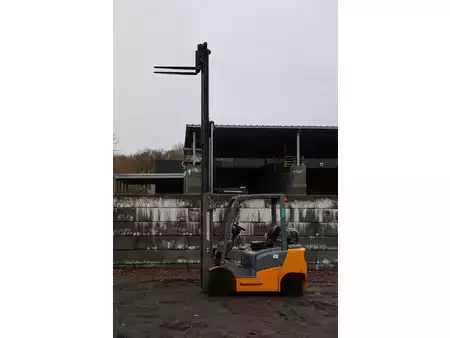 Carretilla elevadora GLP 2016  Jungheinrich TFG 320 (39)
