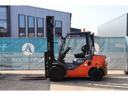 Carrelli elevatori diesel 2012  Toyota 02-8FDF30 (2)
