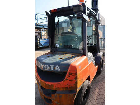 Carrelli elevatori diesel 2012  Toyota 02-8FDF30 (5)