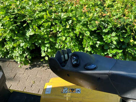 Carrelli elettrici 4 ruote 2015  Yale ERP18VT (9)