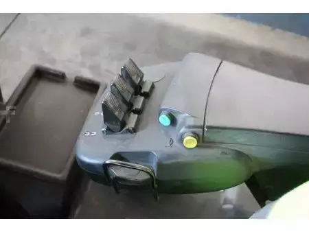 Chariots électriques à 4 roues 2015  Unicarriers G1Q2L25Q (25)