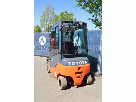 Elektromos 4 kerekű 2016  Toyota 8FBM16T (4)