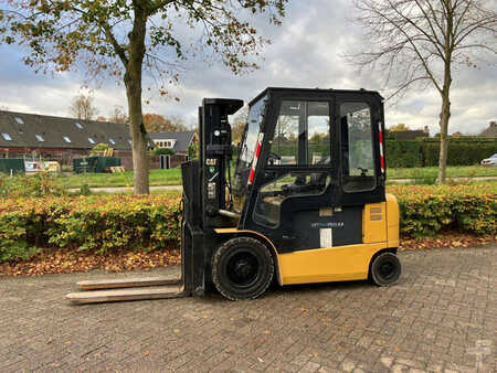 Chariot 4 roues électrique 2006  CAT Lift Trucks EP30K-PAC (1)