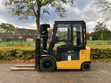 Chariot 4 roues électrique 2006  CAT Lift Trucks EP30K-PAC (2)