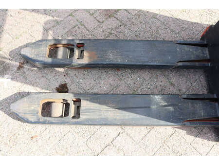 Stacker pedestre 2015  Linde D08 (10)