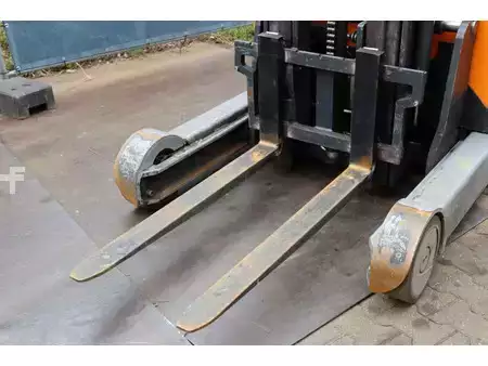 Reach Trucks 2010  Still FM-X25 (10)