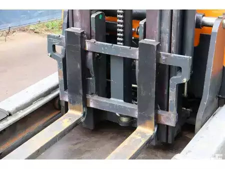 Reach Trucks 2010  Still FM-X25 (11)