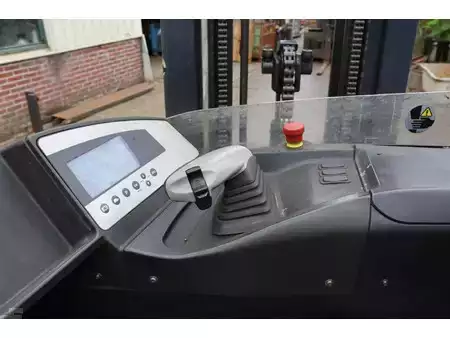 Reach Trucks 2010  Still FM-X25 (23)