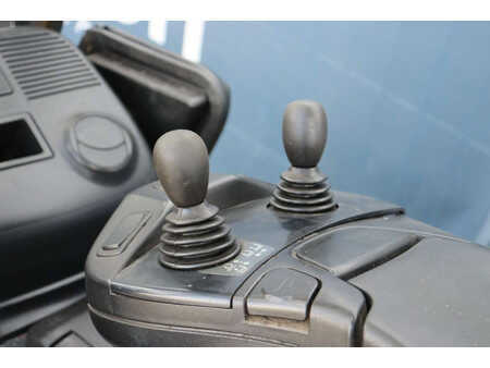 Carrelli elettrici 4 ruote 2012  Linde E25L-01 (22)