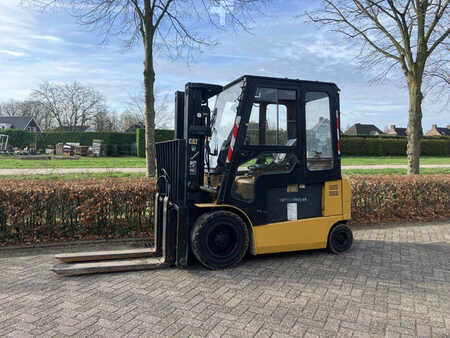 Chariot 4 roues électrique 2006  CAT Lift Trucks EP30K (1)