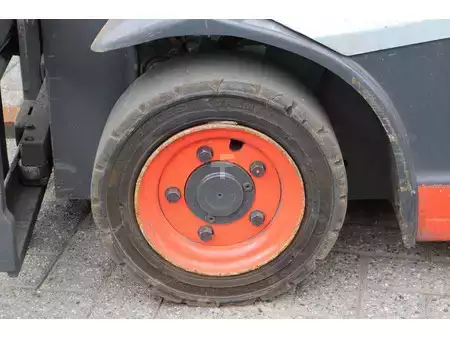 Eléctrica de 4 ruedas - Fenwick E 16 Evo (14)