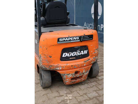 Eléctrica de 4 ruedas 2007  Doosan B30X-5 (18)