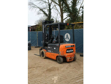 Eléctrica de 4 ruedas 2007  Doosan B30X-5 (4)