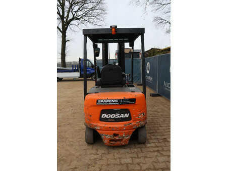 Eléctrica de 4 ruedas 2007  Doosan B30X-5 (5)