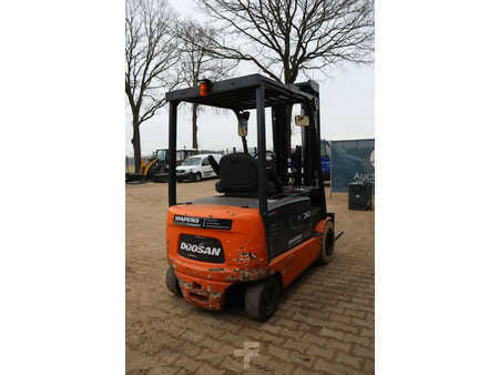 Eléctrica de 4 ruedas 2007  Doosan B30X-5 (6)