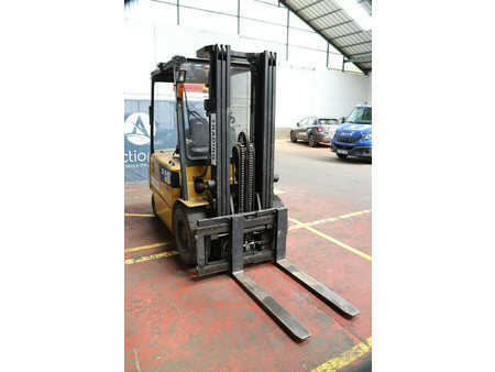 Chariots électriques à 4 roues 2014  CAT Lift Trucks EP35K-PAC (7)