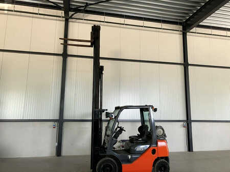 Nestekaasutrukki 2013  Toyota 02-8FGF20 (17)