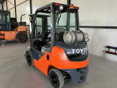 Nestekaasutrukki 2013  Toyota 02-8FGF20 (6)