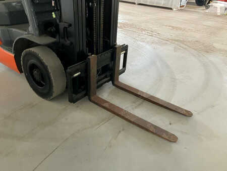 Nestekaasutrukki 2013  Toyota 02-8FGF20 (9)