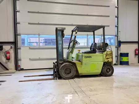 Gázüzemű targoncák - Clark GPM 25 N (1)
