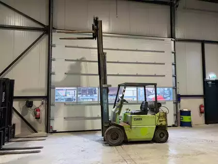 Gázüzemű targoncák - Clark GPM 25 N (13)