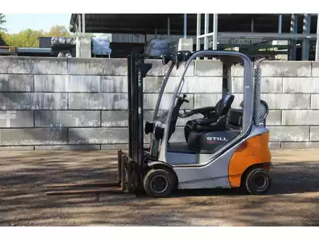 Carretilla elevadora GLP 2013  Still RX70-18 (1)