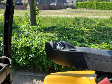 Carrelli elettrici 4 ruote 2017  Yale ERP25VL (10)